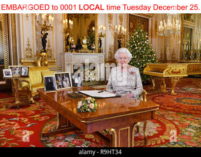 À l'embargo 0001 heure locale mardi 25 décembre. La reine Elizabeth II après avoir enregistré son message du jour de Noël, dans le salon blanc du palais de Buckingham à Londres. Banque D'Images