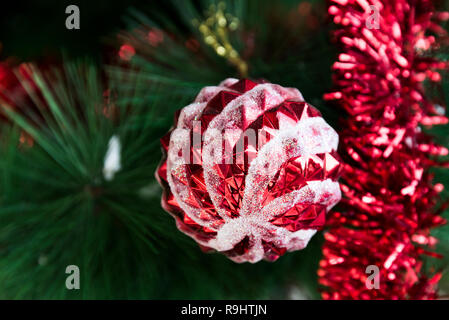 Vin rouge et blanc ball hanging on christmas tree Banque D'Images