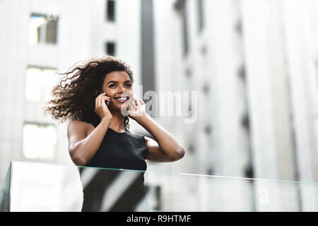 Happy smiling woman afroamerican ont une belle conversation de rue. Banque D'Images