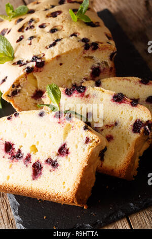 Des petits gâteaux cassis menthe avec gros plan sur la table verticale. Banque D'Images