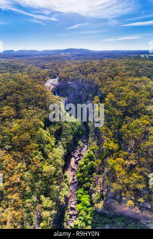 L'érosion profonde de Kangaroo Creek Valley dans le parc national de Budderoo Platon grès formé par Kangaroo river en streaming Carrington falls en millions Banque D'Images