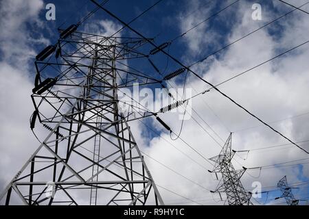 Tour de transmission en acier et des lignes électriques haute tension sur fond de ciel bleu et nuages en Colombie, Amérique du Sud. Banque D'Images