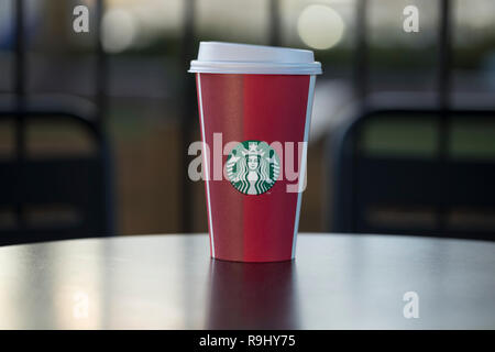 Londres, Royaume-Uni - 13 NOVEMBRE 2018 : Starbucks enlever papier rouge et tasse en plastique edition de Noël placé sur la table à l'extérieur Banque D'Images