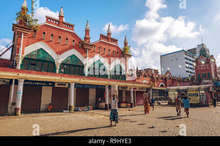 Le patrimoine ancien marché de la ville coloniale d'extérieur de bâtiment structure connue sous le nouveau marché ou marché Hogg à Esplanade domaine de Kolkata, Inde. Banque D'Images