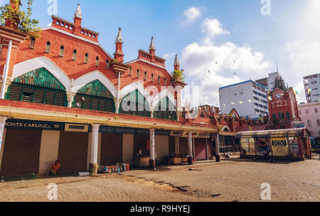 Vintage heritage ville coloniale d'extérieur de bâtiment marché structure connue sous le nouveau marché ou marché Hogg à Esplanade domaine de Kolkata, Inde. Banque D'Images