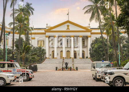Gouverneur House est une célèbre ville historique et ancienne ville classique structure architecture coloniale qui abrite le gouverneur de l'ouest du Bengale en Inde. Banque D'Images