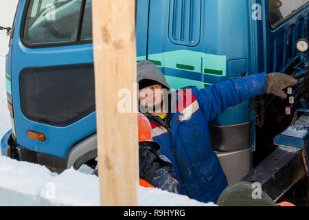 Portrait d'un conducteur de grue hydraulique lors de la construction d'une ville de glace Banque D'Images