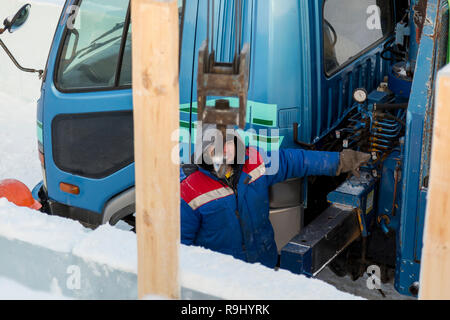 Portrait d'un conducteur de grue hydraulique lors de la construction d'une ville de glace Banque D'Images