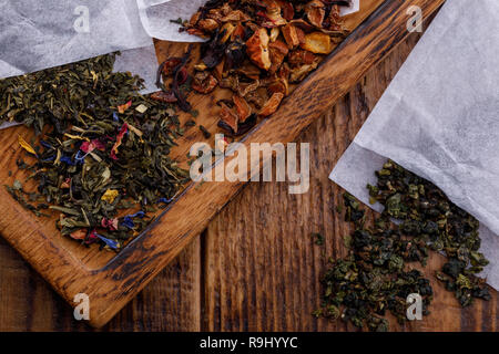 Plateau des boîtiers spéciaux pour le brassage sur une planche de bois. Plateau de variétés différentes. Tie Guan tisane aux fruits. Variété de goûts. Banque D'Images