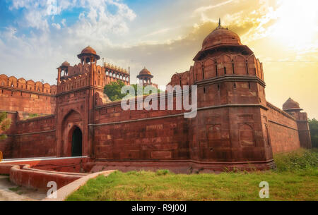 Fort Rouge historique Delhi au lever du soleil. Un Indien médiéval fort construit de grès rouge Banque D'Images