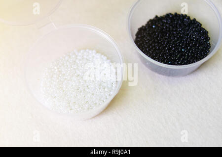 Perles paillettes dans les récipients contenant l'impression Banque D'Images