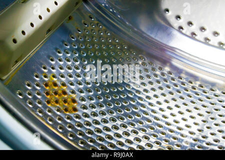 La rouille sur le tambour de la nouvelle machine à laver Banque D'Images