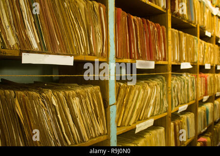 Etagères paniers plein de fichiers papier vieillissement Banque D'Images