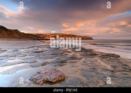 Lever du Soleil à côtières Robin Hoods Bay Banque D'Images