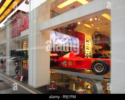 Ferrari Store à Milan, Italie Banque D'Images