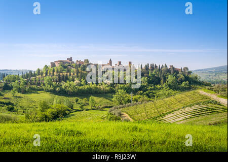 Certaldo vue sur la vieille ville depuis les champs verts de Toscana. La région Toscane, en Italie. Banque D'Images