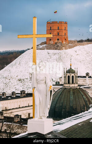 Vilnius Lituanie. Fermer fronton de Basilique Cathédrale de Saint Stanislas, St. Vladislav avec statues de Saint Elena et Saint-stanislas, Tour d'Gedimi Banque D'Images