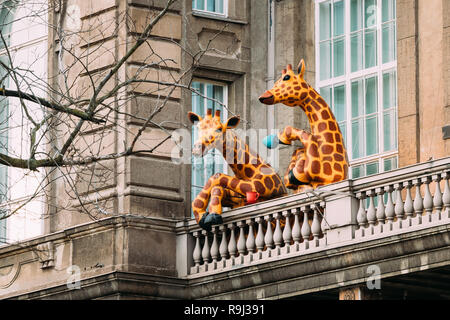 Helsinki, Finlande - le 7 décembre 2016 : Installation amusante comme girafe boire le thé sur le balcon d'Histoire Naturelle Musée d'Helsinki. Banque D'Images