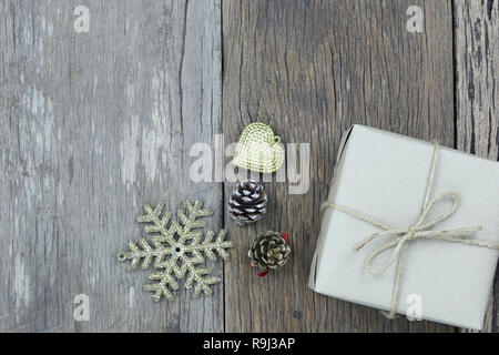 Boîte cadeau brun sur un parquet en bois et de l'espace de copie ont pour la conception en concept de Noël. Banque D'Images