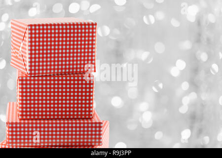 Boîte cadeau rouge sur Argent pour la conception en toile de Bokeh de Noël votre concept. Banque D'Images