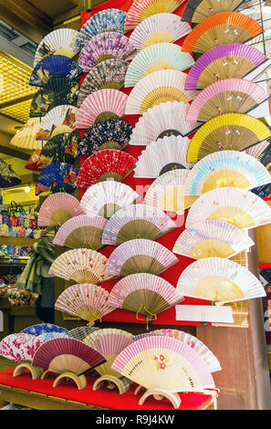 Décoration colorée, fans japonais à vendre dans un magasin au Japon Banque D'Images