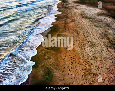 Vue aérienne d'un magnifique littoral et contre-courant avec des traces sur le sable Banque D'Images