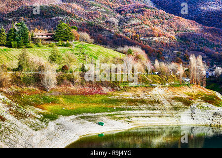 Paysage vallonné sur le lac Turano - Latium - Italie Banque D'Images