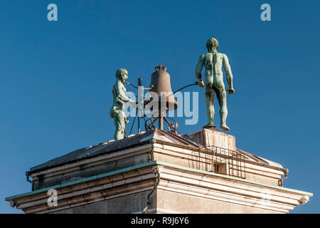 Les deux automates en haut de la tour de l'horloge à Udine, Frioul-Vénétie Julienne, Italie Banque D'Images