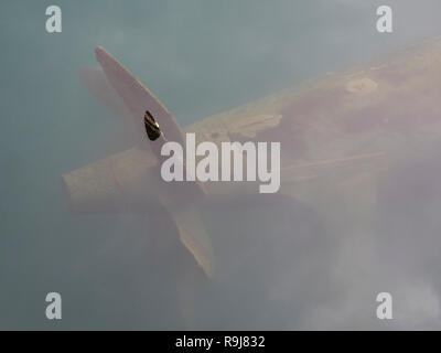 Portpropeller lame multi d'un ancien sous-marin de guerre semi-immergé dans les eaux du port Banque D'Images