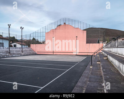 Cour de pelote basque dans le centre du village d'Ascain, Pays Basque, France Banque D'Images