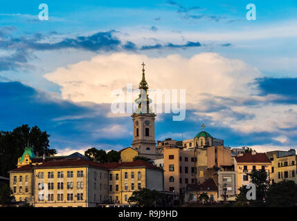 Saint Nicholas Church et de bâtiments par le Danube au coucher du soleil, Belgrade, Serbie Banque D'Images