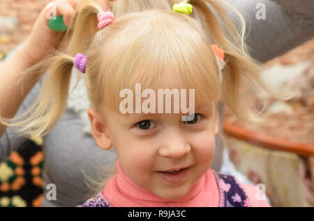 Tresses maman queue pour sa petite fille Banque D'Images