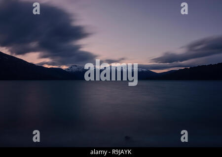 Vue panoramique du lac contre sommets des Andes Banque D'Images