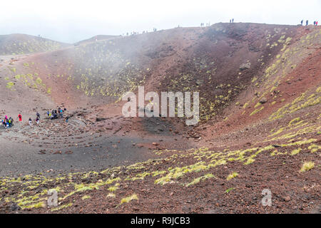 Cratère Silvestri Inferiori (1886m) sur le mont Etna, le parc national de l'Etna, en Sicile, Italie. Silvestri Inferiori - cratère latéral de l'éruption de l'année 1892. V Banque D'Images