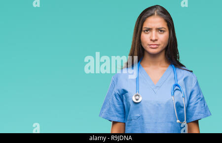 Jeune femme chirurgien médecin arabe sur fond isolé sceptique et nerveux, fronçant bouleversé parce que de problème. Personne négative. Banque D'Images