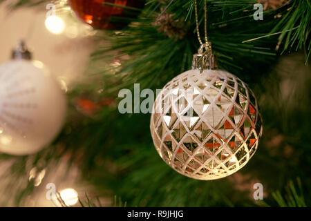 Arbre de Noël décoré, floue et mousseux fond fée Banque D'Images