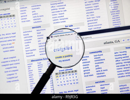 Montréal, Canada - 24 décembre, 2018 : page Craigslist sous loupe. Craigslist est un site de petites annonces avec l'emploi, h Banque D'Images