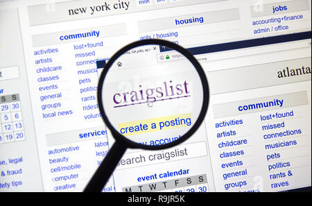 Montréal, Canada - 24 décembre, 2018 : page Craigslist sous loupe. Craigslist est un site de petites annonces avec l'emploi, h Banque D'Images
