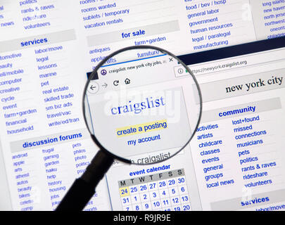 Montréal, Canada - 24 décembre, 2018 : page Craigslist sous loupe. Craigslist est un site de petites annonces avec l'emploi, h Banque D'Images