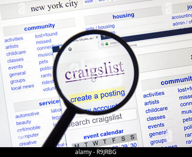 Montréal, Canada - 24 décembre, 2018 : page Craigslist sous loupe. Craigslist est un site de petites annonces avec l'emploi, h Banque D'Images