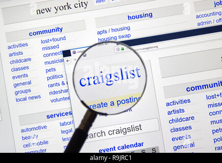 Montréal, Canada - 24 décembre, 2018 : page Craigslist sous loupe. Craigslist est un site de petites annonces avec l'emploi, h Banque D'Images