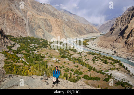 Trekking au-dessus du village de Balti, Turtuk une fois que le Pakistan, qui fait maintenant partie du Ladakh, en Inde, dans les montagnes du Karakoram Banque D'Images