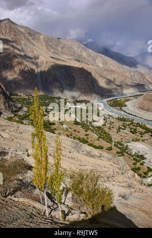 Le Balti village d'Turtuk, une fois que le Pakistan, qui fait maintenant partie du Ladakh, en Inde, en vue de l'automne dans le cadre de la gamme Karakoram et fleuves Shyok River Banque D'Images