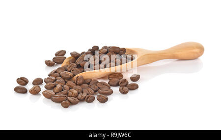 Les grains de café dans la cuillère en bois sur fond blanc Banque D'Images