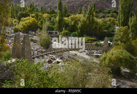 Pont suspendu du village de Balti, Turtuk La Vallée de Nubra, Ladakh, Inde Banque D'Images