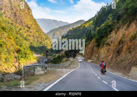 Les touristes profiter de promenade en vélo sur route de montagne route avec paysage pittoresque entre Munsiyari et à Kausani Uttarakhand en Inde. Banque D'Images