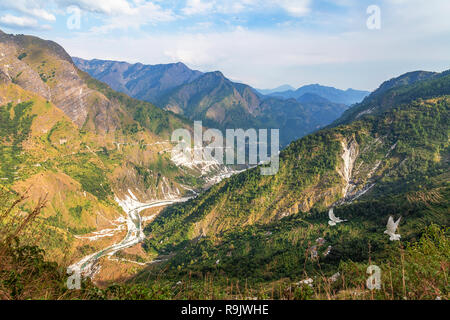 Vue aérienne de la vallée de la rivière de montagne avec paysage pittoresque près de Munsiyari Uttarakhand en Inde. Banque D'Images