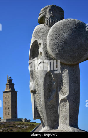 Tour d'Hercule et de pierre Celtic Warrior. La Coruna, Espagne. Phare romain encore en usage, journée ensoleillée. Banque D'Images