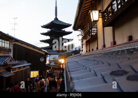 Pagode japonaise et maisons anciennes à Kyoto au crépuscule Banque D'Images