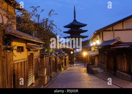 Pagode japonaise et maisons anciennes à Kyoto au crépuscule Banque D'Images